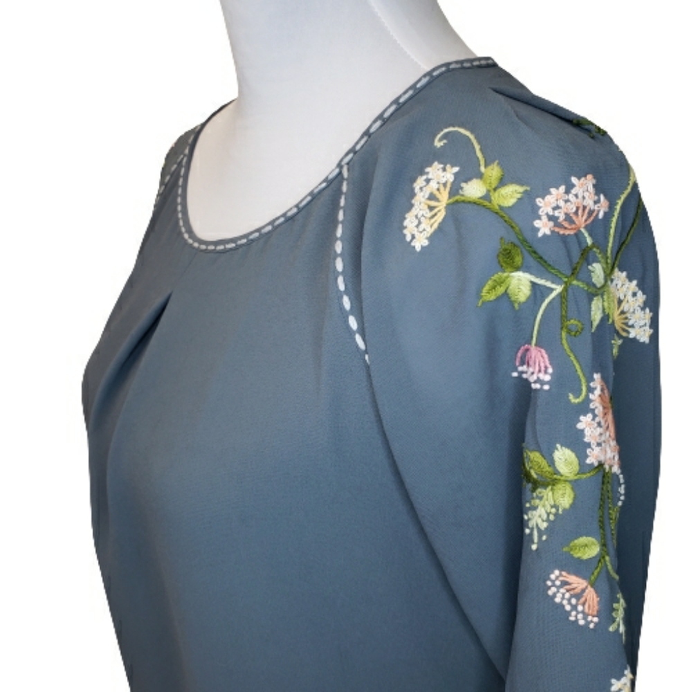 Thoi Trang Floral Embroidered Sleeves Blouse